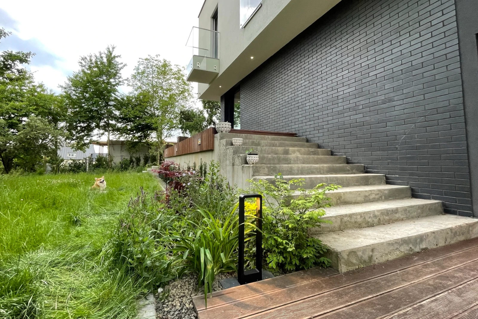 Oświetlenie zewnętrzne posesji i budynków – montaż – Kraków